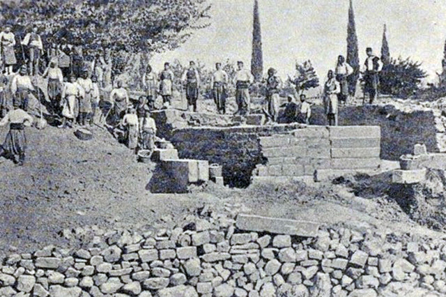 ΦΩΤΟΗΜΕΡΑΣ: 1898, από τις ανασκαφές στη Γόρτυνα. Φωτογραφία του Marcin Czermiński.