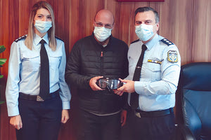 Ο διοικητής της Τροχαίας παραλαμβάνει τα γυαλιά