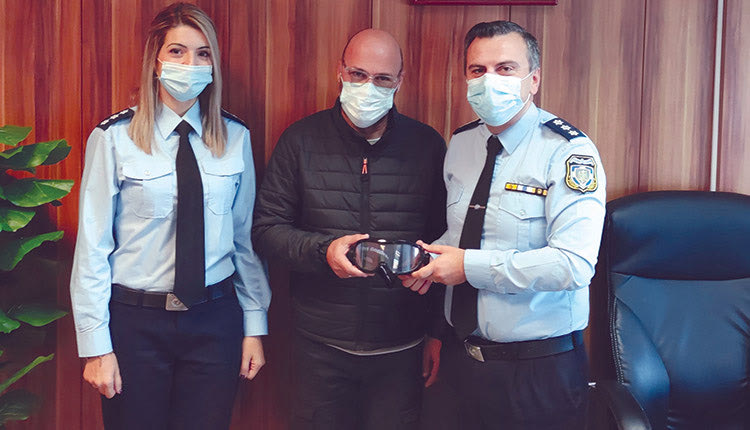 Ο διοικητής της Τροχαίας παραλαμβάνει τα γυαλιά