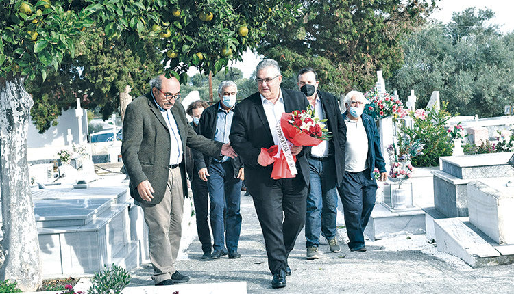 στον τάφο του Μίκη ο Κουτσούμπας