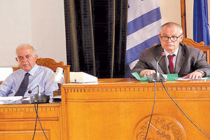 Έδιναν και έπαιρναν τα σχόλια στη διάρκεια δείπνου όταν ο δήμαρχος Βασίλης Λαμπρινός, ο οποίος βρισκόταν στην κορυφή του τραπεζιού, παραχώρησε τη θέση του στον πρόεδρο του Δημοτικού Συμβουλίου Γρηγόρη Πασπάτη ο οποίος έφτασε με μικρή χρονοκαθυστέρηση.