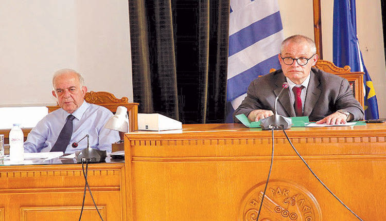 Έδιναν και έπαιρναν τα σχόλια στη διάρκεια δείπνου όταν ο δήμαρχος Βασίλης Λαμπρινός, ο οποίος βρισκόταν στην κορυφή του τραπεζιού, παραχώρησε τη θέση του στον πρόεδρο του Δημοτικού Συμβουλίου Γρηγόρη Πασπάτη ο οποίος έφτασε με μικρή χρονοκαθυστέρηση.