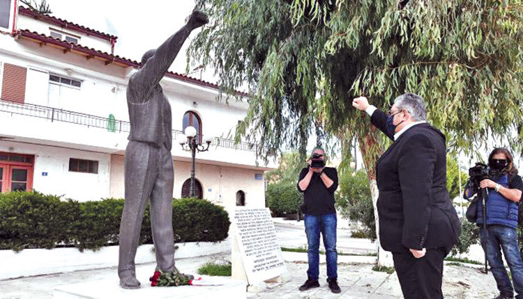 στο άγαλμα του Λουκατζίδη  ο Κουτσούμπας