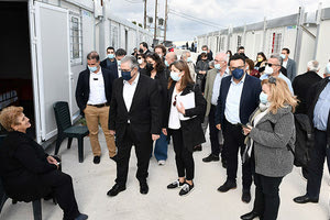 Τους οικίσκους των σεισμοπαθών στο Αρκαλοχώρι επισκέφθηκε ο κ. Κουτσούμπας