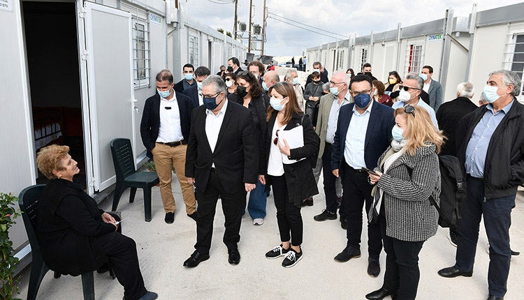 Τους οικίσκους των σεισμοπαθών στο Αρκαλοχώρι επισκέφθηκε ο κ. Κουτσούμπας
