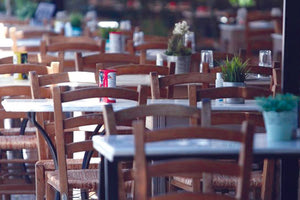 «Μαχαίρι» στις δαπάνες των διακοπών – Ποια είναι η εικόνα στα νησιά