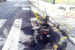 Το μηχανάκι καταστράφηκε από εμπρησμό έξω από σχολείο του Ηρακλείου