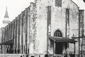 ΦΩΤΟΗΜΕΡΑΣ: Ο ναός του Σωτήρος στην πλατεία Κορνάρου το 1913. Ο ναός κατεδαφίστηκε στα χρόνια της Χούντας