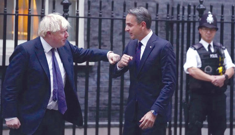 -Boris Johnson: Είναι χαρά μου που υποδέχομαι και πάλι τον φίλο μου Κυριάκο Μητσοτάκη στο Λονδίνο. Εργαζόμασταν επί πολύ καιρό ώστε να γίνει αυτή η επίσκεψη.