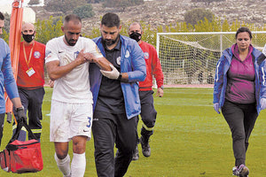 Υποβασταζόμενος αποχωρεί από το ματς ο Αρναούτογλου