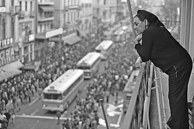 ΦΩΤΟΗΜΕΡΑΣ: Σοφία Βέμπο στο σπίτι της τις ημέρες της εξέγερσης του Πολυτεχνείου