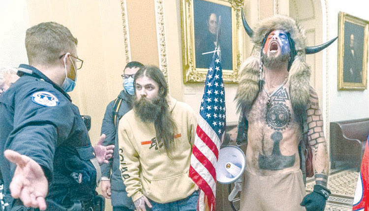 Ο αυτοαποκαλούμενος «σαμάνος» του συνωμοσιολογικού κινήματος QAnon καταδικάστηκε χθες από ομοσπονδιακό δικαστήριο της Ουάσινγκτον σε φυλάκιση 41 μηνών για τον ρόλο του στην πολύνεκρη επίθεση της 6ης Ιανουαρίου στο Καπιτώλιο.