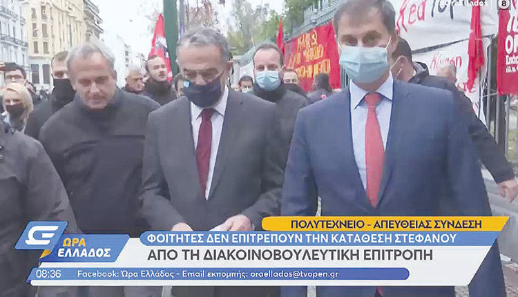 Ενταση χθες το πρωί στο Πολυτεχνείο όταν ομάδα ατόμων εμπόδισε την κατάθεση στεφάνου από τα μέλη της Διακοινοβουλευτικής Επιτροπής της Βουλής, Χαράλαμπο Αθανασίου και Χάρη Θεοχάρη.