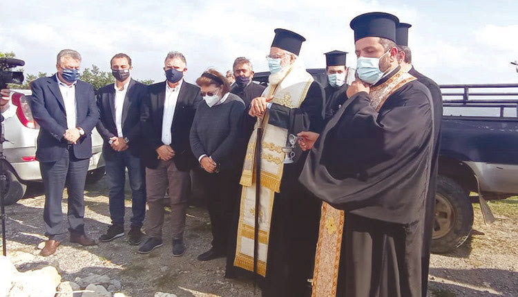 Παρούσα στο τρισάγιο για τη μνήμη του Ιάκωβου Τσαγκαράκη στον ερειπωμένο ναό η κα Μενδώνη 