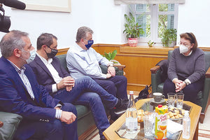 Ο κ. Στεφανάκης (αριστερά) ενημέρωσε την υπουργό για όλα τα προβλήματα του Οροπεδίου