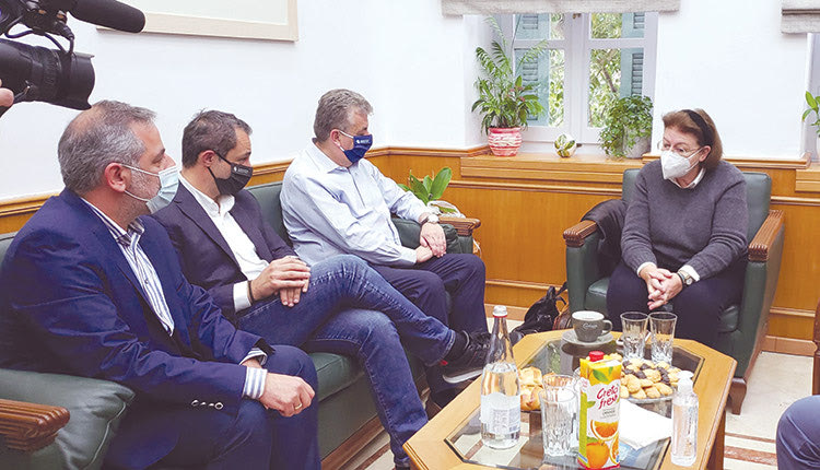 Ο κ. Στεφανάκης (αριστερά) ενημέρωσε την υπουργό για όλα τα προβλήματα του Οροπεδίου