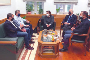 Σενετάκης, Αρναουτάκης, Λαμπρινός, Φασουλάκης στο γραφείο του περιφερειάρη πριν την σύσκεψη