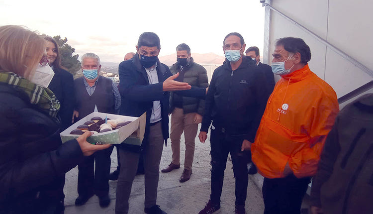 Εσβησε κερακια με υπουργούς