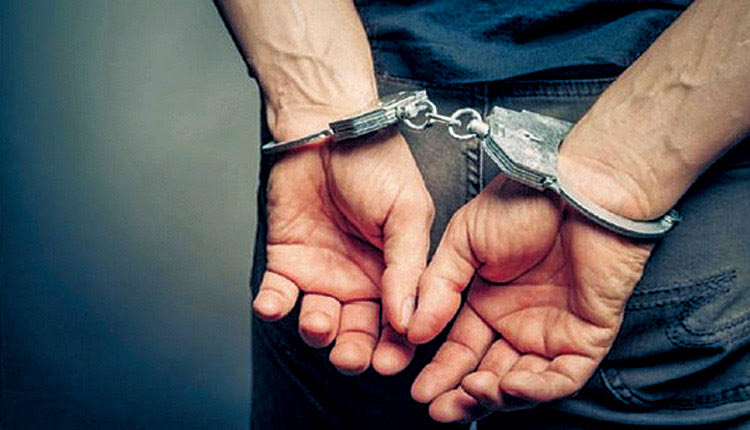 Ο αστυνομικός εκτός υπηρεσίας κυνήγησε και συνέλαβε τον έναν εκ των δραστών