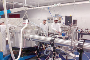 Το υπέρ-ισχυρό (45ΤW) σύστημα laser του Ινστιτούτου Φυσικής Πλάσματος & Laser του Ελληνικού Μεσογειακού Πανεπιστημίου. Ο κάθε παλμός του έχει ισχύ όση έχουν μαζί 450 δισεκατομμύρια λαμπτήρες των 100W που χρησιμοποιούμε για τον φωτισμό των σπιτιών μας. Ο κάθε παλμός του διαρκεί στο χρόνο 25 τετράκις εκατομμυριοστά του δευτερολέπτου (25fs)