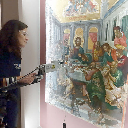 Μελέτη των χρωστικών στην εικόνα “Μυστικός Δείπνος” του Μ. Δαμασκηνού που εκτίθεται στο Μουσείο Χριστιανικής Τέχνης «Αγία Αικατερίνη Σιναϊτών», στο Ηράκλειο με φορητό σύστημα φασματοσκοπίας διάχυτης ανάκλασης που έχει αναπτύξει η ομάδα εφαρμοφών φωτονικής στην Πολιτιστική Κληρονομιά (Photonics for heritage science) του ΙΗΔΛ-ΙΤΕ.