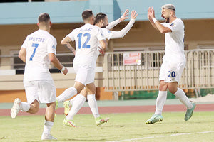 Ο Χατζησάββας (Νο 20) πανηγυρίζει με τους συμπαίκτες του