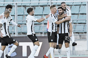 Ο Τοράλ έχει ανοίξει το σκορ και «πνίγεται» στις αγκαλιές των συμπαικτών του