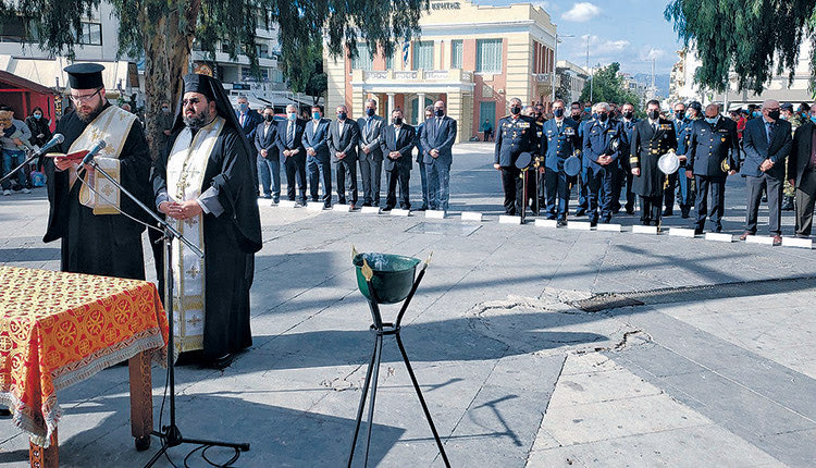 ΜΕ ΕΠΙΜΝΗΜΟΣΥΝΗ ΔΕΗΣΗ ΚΑΙ ΚΑΤΑΘΕΣΗ ΣΤΕΦΑΝΩΝ Τιμήθηκε στο Ηράκλειο η Hμέρα των Ενόπλων Δυνάμεων