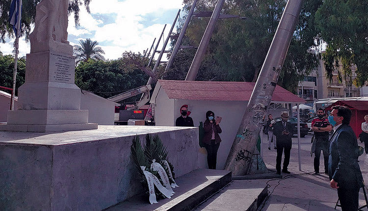 ΜΕ ΕΠΙΜΝΗΜΟΣΥΝΗ ΔΕΗΣΗ ΚΑΙ ΚΑΤΑΘΕΣΗ ΣΤΕΦΑΝΩΝ Τιμήθηκε στο Ηράκλειο η Hμέρα των Ενόπλων Δυνάμεων