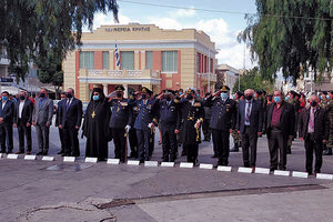 ΜΕ ΕΠΙΜΝΗΜΟΣΥΝΗ ΔΕΗΣΗ ΚΑΙ ΚΑΤΑΘΕΣΗ ΣΤΕΦΑΝΩΝ Τιμήθηκε στο Ηράκλειο η Hμέρα των Ενόπλων Δυνάμεων