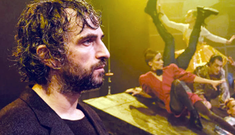 Ο ηθοποιός  Άρης Σερβετάλης διέκοψε την παράσταση «Ρινόκερος» γιατί δεν ήθελε να παίζει μόνο σε εμβολιασμένους.