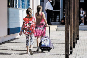 Τα Υπουργεία Υγείας και Παιδείας αυστηροποιούν το νομικό πλαίσιο για όσους γονείς κρατούν τα παιδιά τους μακριά από τα σχολεία