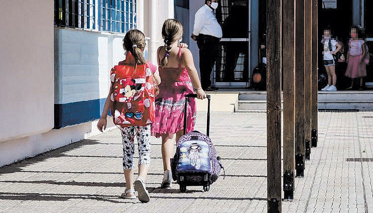Τα Υπουργεία Υγείας και Παιδείας αυστηροποιούν το νομικό πλαίσιο για όσους γονείς κρατούν τα παιδιά τους μακριά από τα σχολεία