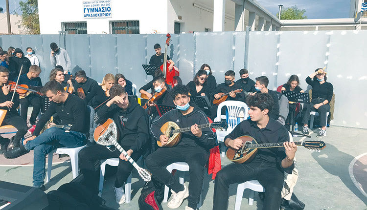 Μία ξεχωριστή συναυλία για τους μαθητές του Γυμνασίου Αρκαλοχωρίου που επλήγησαν από τον σεισμό πραγματοποίησαν μαθητές του Μουσικού Σχολείου Ηρακλείου.