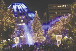 Ενώ στο Ηράκλειο η φωταγώγηση του δέντρου θα γίνει με λιτό τρόπο στις 3 Δεκεμβρίου η μαγεία των Χριστουγέννων επέστρεψε στην πλατεία Συντάγματος στην Αθήνα καθώς άναψε το δέντρο.