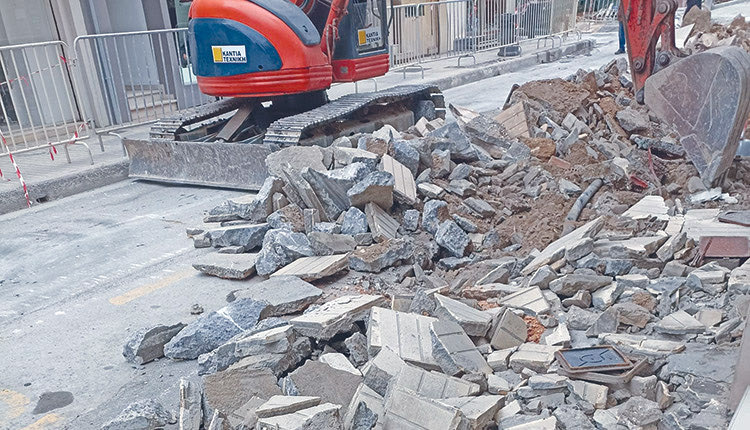 Η στήλη κατέγραψε μαρτυρία καταστηματάρχη επί της 1821, όπου βρίσκονται σε εξέλιξη τα έργα ανάπλασης, και ούτε λίγο ούτε πολύ ζητήθηκε από τον ιδιώτη να τοποθετήσει μια πρόχειρη παλέτα για να διευκολυνθεί η πρόσβαση των πεζών στο χώρο του. 