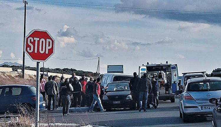 Μία γυναίκα μεταφέρθηκε με ασθενοφόρο στο νοσοκομείο 