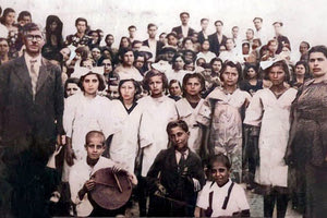 ΦΩΤΟΗΜΕΡΑΣ: ΤΟΥΡΛΩΤΗ Σητείας, τέλος δεκαετίας του ‘30 πριν τον πόλεμο. Δάσκαλος ο Γεώργιος Οικονομάκης. Ο μικρός τυμπανιστής δίπλα του είναι ο γιος του, Ηλίας. Η φωτογραφία εντοπίστηκε στη σελίδα "Μουσική Παράδοση Κρήτης" με τη σημείωση ότι προέρχεται από το αρχείο της Elpida Protopapa. (πηγη Στ. Μαρκετάκης- Η επαρχία Σητείας τα παλιά χρόνια)