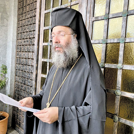 Ο επίσκοπος Κνωσού και αρχιγραμματέας της Συνόδου, Πρόδρομος Ξενάκης, ανέγνωσε την ανακοίνωση της απόφασης.