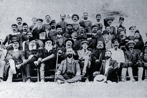 ΦΩΤΟΗΜΕΡΑΣ: Προεστοί και οπλαρχηγοί του Μαλεβιζίου στον Άγιο Μύρωνα το 1906. Στο κέντρο και ο Καπετάν Πολυξίγκης