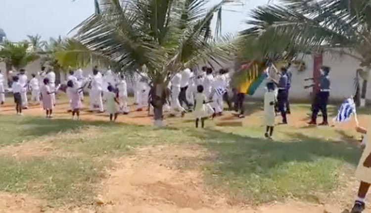 Πώς να μην είναι συγκινημένος κάποιος βλέποντας τα παιδιά του ελληνικού σχολείου στην Γκάνα;