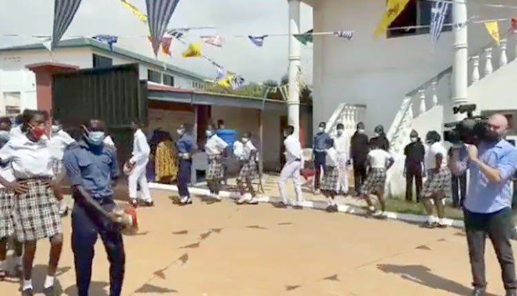 Πώς να μην είναι συγκινημένος κάποιος βλέποντας τα παιδιά του ελληνικού σχολείου στην Γκάνα;