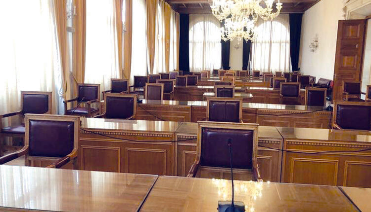 Επιστροφή στα έδρανα της αίθουσας Ελ. Βενιζέλος της Λότζια για τα μέλη του Δημοτικού Συμβουλίου