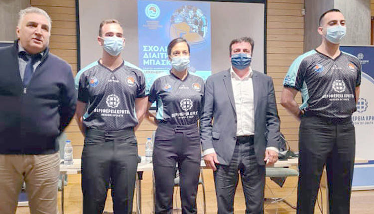 Ο κ. Συριγωνάκης με τον κ. Μαχαιριανάκη έχοντας δίπλα τους  διαιτητές που φορούν τις νέες φανέλες, με χορηγεία της Περιφέρειας;