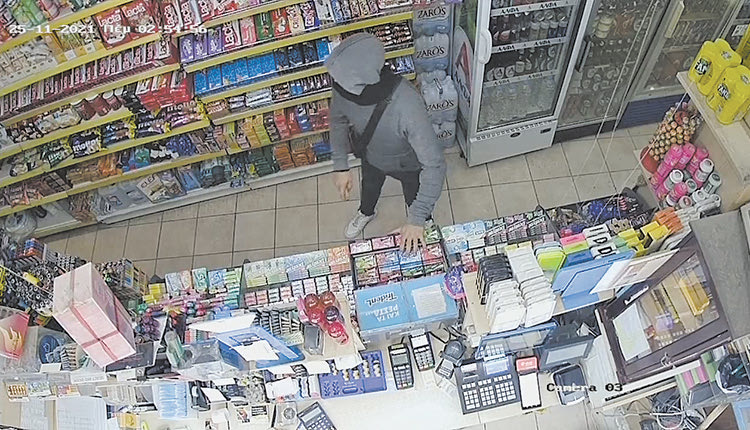 Οι δράστες υποχρέωσαν τον υπάλληλο να γονατίσει και να μην τους κοιτά