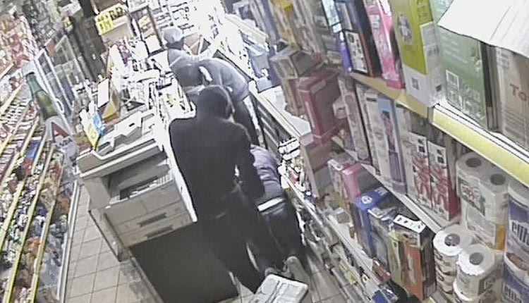 Οι τρεις νεαροί δράστες άδειασαν τα ταμεία  και έφυγαν