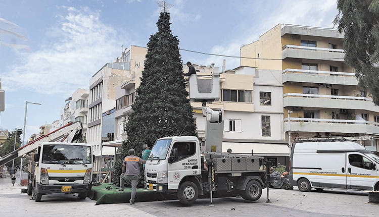 Πυρετώδεις οι προετοιμασίες για να στηθεί και να λειτουργήσει το Χριστουγεννιάτικο Κάστρο στην πλατεία Ελευθερίας, για να πάρει χρώμα η γιορτή στους μουντούς καιρούς της πανδημίας.