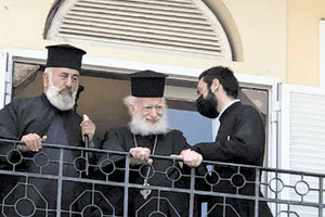 μετά την απόφαση της Ιεράς Επαρχιακής Συνόδου ν’ απαλλάξει τον Αρχιεπίσκοπο από τα καθήκοντα του, βάσει των ιατρικών πορισμάτων τριών καθηγητών, άκουσα και το εξής: «Κανείς γιατρός δεν εξέτασε τον Ειρηναίο, ο Ειρηναίος εξέτασε τους γιατρούς»!