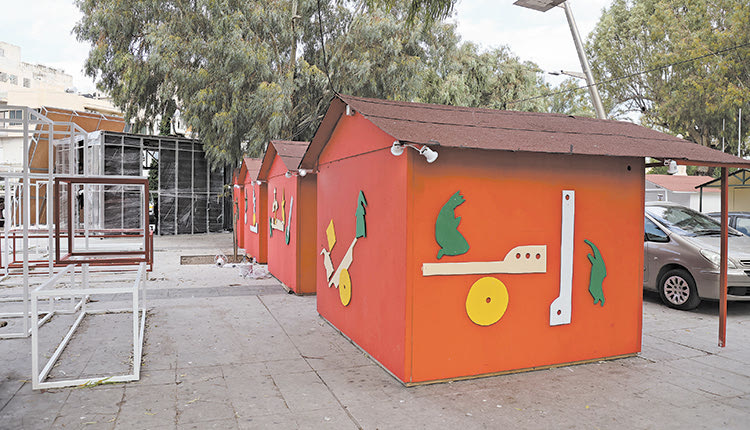 Πυρετώδεις οι προετοιμασίες για να στηθεί και να λειτουργήσει το Χριστουγεννιάτικο Κάστρο στην πλατεία Ελευθερίας, για να πάρει χρώμα η γιορτή στους μουντούς καιρούς της πανδημίας.