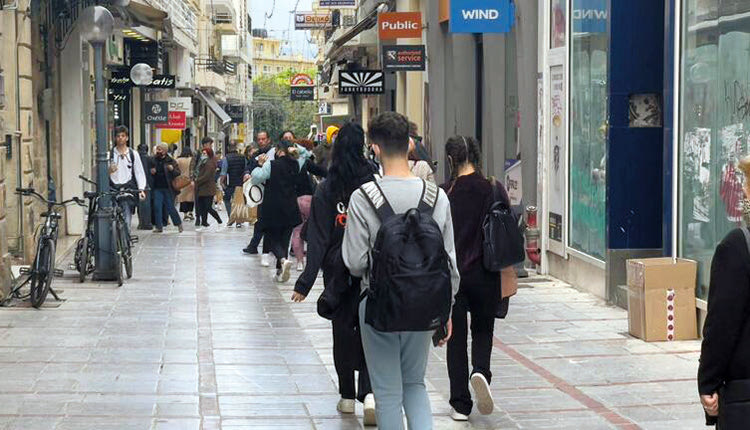 Η Black Friday από μόνη της βάζει τους καταναλωτές στην ουρά.